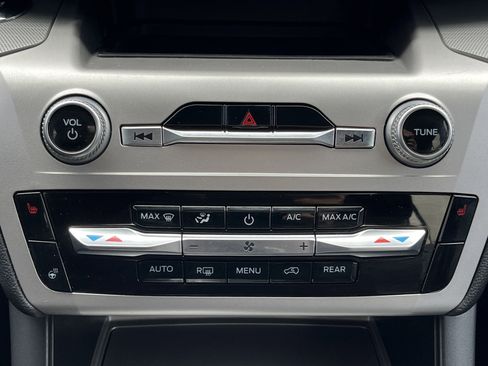 Used 2022 Ford Explorer XLT w/ Equipment Group 202A image 6