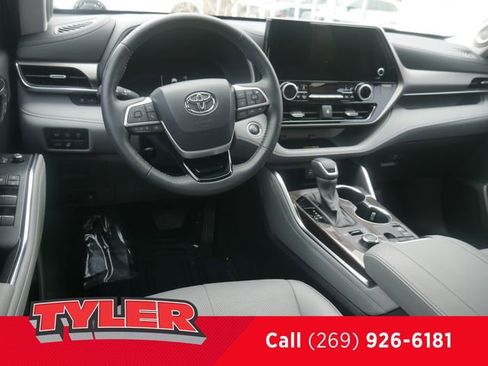 Used 2024 Toyota Highlander Limited AWD/4WD image 44