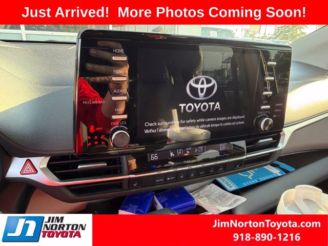 Used 2023 Toyota Sienna XLE FWD image 11