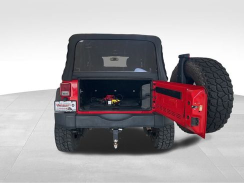 Used 2014 Jeep Wrangler Unlimited Rubicon image 35