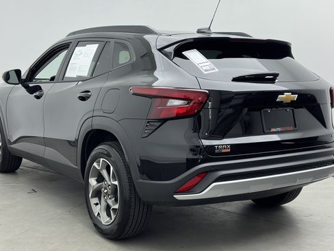 Used 2026 Chevrolet Trax LT w/ Driver Confidence Package FWD image 5