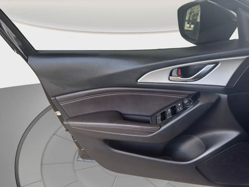 Used 2018 MAZDA MAZDA3 Touring image 12