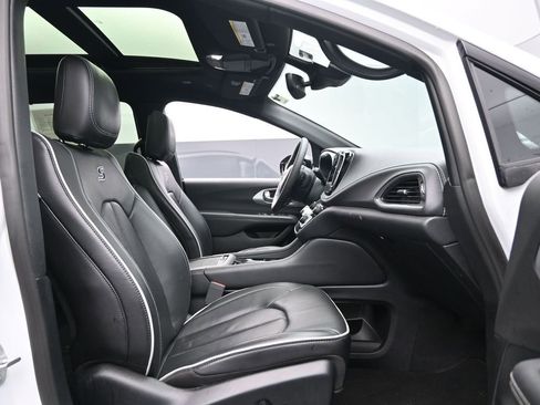 Used 2025 Chrysler Pacifica Limited image 33