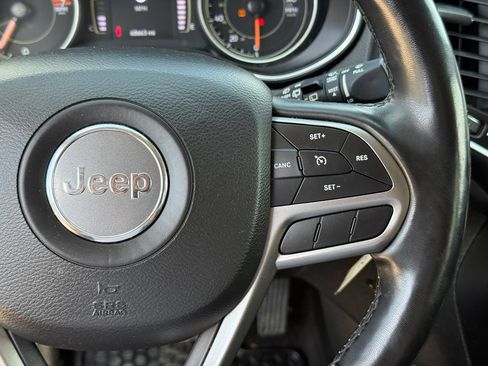 Used 2020 Jeep Cherokee Latitude w/ Cold Weather Group AWD/4WD image 16