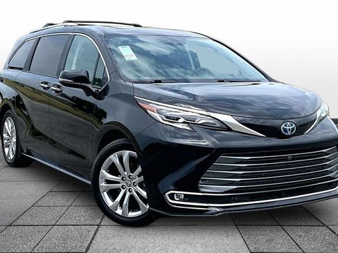 Used 2024 Toyota Sienna Platinum FWD image 2