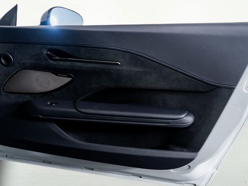 Used 2025 Aston Martin V8 Vantage Coupe image 35