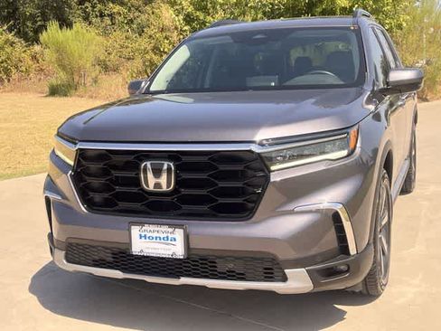 Used 2025 Honda Pilot Touring image 2