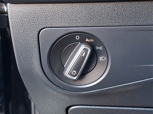 Used 2022 Volkswagen Tiguan SE R-Line image 25