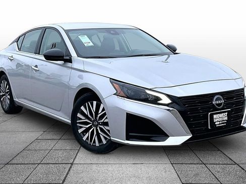 Used 2024 Nissan Altima 2.5 SV image 2