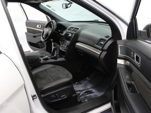 Used 2018 Ford Explorer XLT w/ Equipment Group 202A FWD image 18