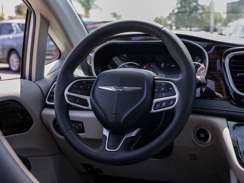 Used 2023 Chrysler Pacifica Limited FWD image 25