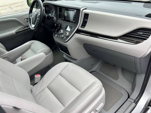 Used 2020 Toyota Sienna XLE Premium FWD image 23