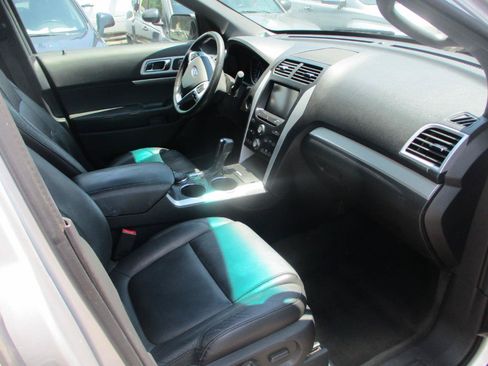 Used 2014 Ford Explorer XLT w/ Equipment Group 202A AWD/4WD image 7
