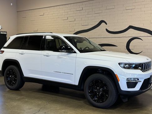 Used 2023 Jeep Grand Cherokee Limited AWD/4WD image 2