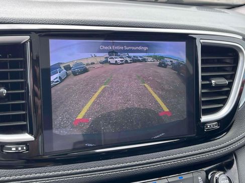 Used 2025 Chrysler Pacifica Limited FWD image 27