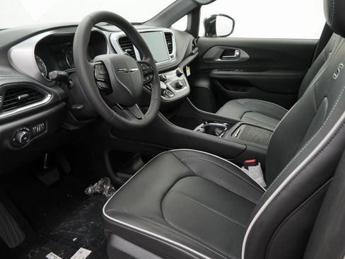 New 2026 Chrysler Pacifica Limited image 16