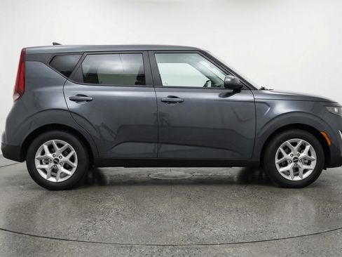 Used 2025 Kia Soul LX w/ LX Technology Package FWD image 11