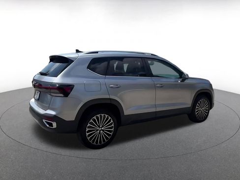 Used 2025 Volkswagen Taos SE image 14