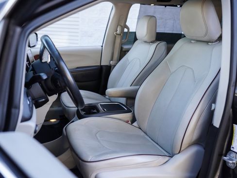 Used 2020 Chrysler Pacifica Limited image 22