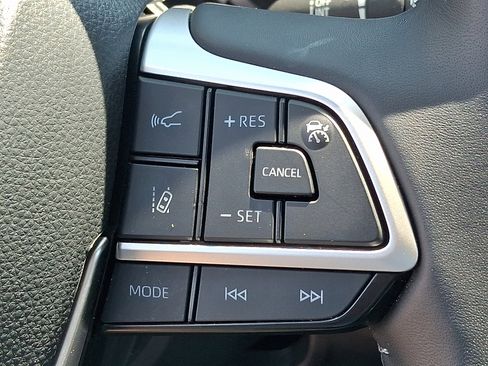 Used 2025 Toyota Highlander LE AWD/4WD image 22