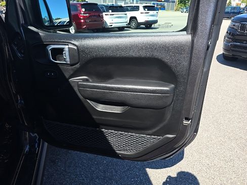 Certified 2023 Jeep Gladiator Willys image 10