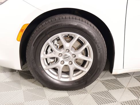 Used 2022 Chrysler Voyager LX image 17