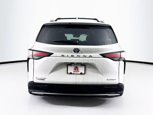 Used 2025 Toyota Sienna Platinum image 8