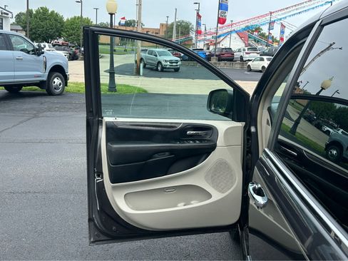 Used 2016 Chrysler Town & Country Touring-L FWD image 26
