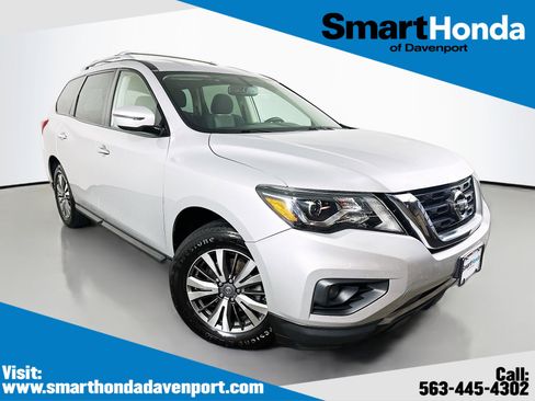 Used 2019 Nissan Pathfinder SV image 1