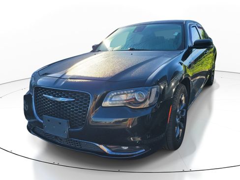 Used 2018 Chrysler 300 S w/ 300S Premium Group AWD/4WD image 3