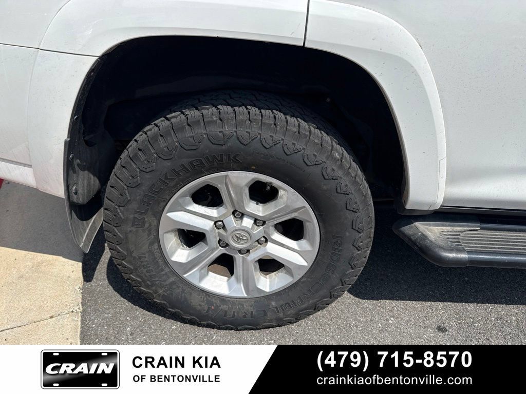Used 2018 Toyota 4Runner SR5 AWD/4WD image 9