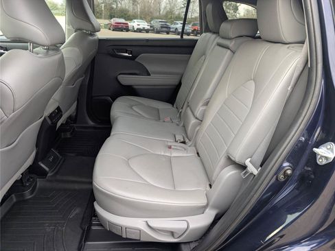 Used 2022 Toyota Highlander XLE FWD image 35