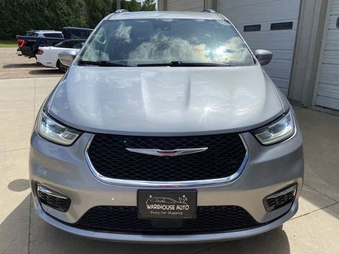 Used 2021 Chrysler Pacifica Touring image 3