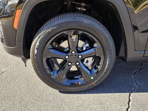 New 2025 Jeep Grand Cherokee Altitude image 9