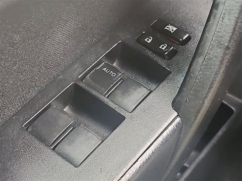 Used 2015 Toyota Corolla LE image 21