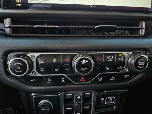 Used 2024 Jeep Gladiator Rubicon w/ Technology Group AWD/4WD image 50