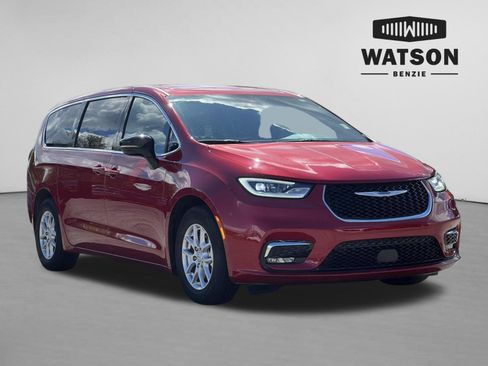 Used 2026 Chrysler Pacifica Select FWD image 1