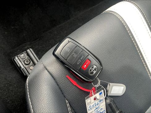 Used 2025 Toyota Camry SE image 14