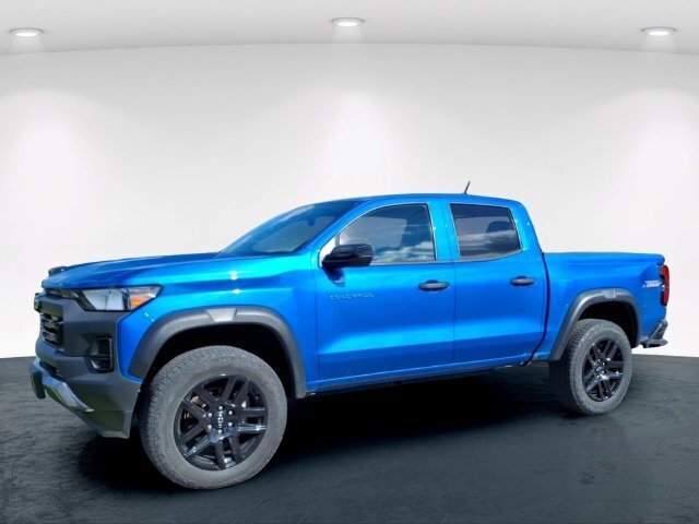 Used 2024 Chevrolet Colorado Trail Boss w/ Technology Package AWD/4WD image 2