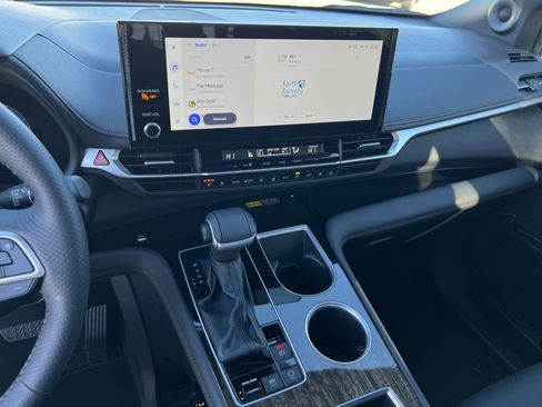 Used 2025 Toyota Sienna Platinum image 24