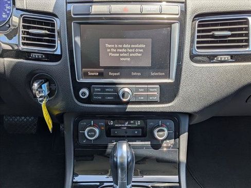 Used 2015 Volkswagen Touareg Sport AWD/4WD image 14