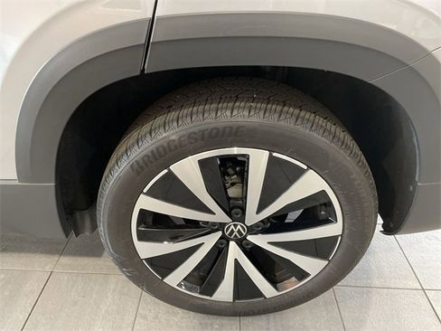 Used 2024 Volkswagen Taos SE image 8