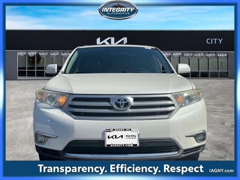 Used 2012 Toyota Highlander SE w/ Tow Pkg AWD/4WD image 2