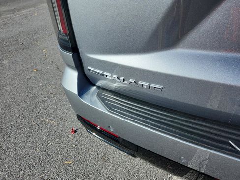 Used 2025 Cadillac Escalade ESV Sport w/ Touring Package image 4