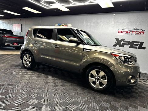 Used 2018 Kia Soul Base image 2