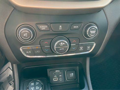 Used 2019 Jeep Cherokee Trailhawk w/ Cold Weather Group AWD/4WD image 12