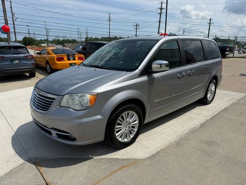Used 2013 Chrysler Town & Country Limited w/ Luxury Group FWD image 6