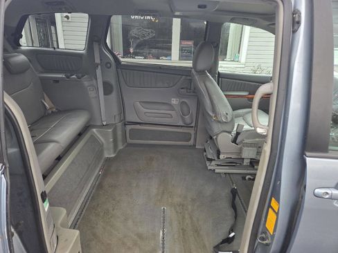 Used 2010 Toyota Sienna image 9