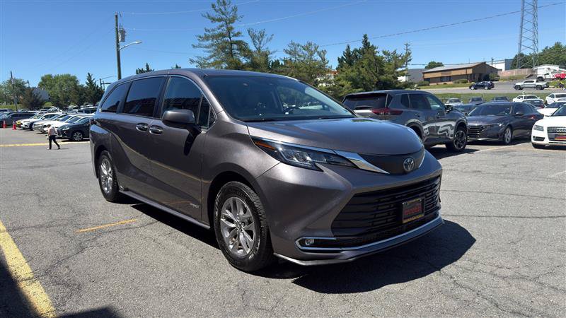 Used 2021 Toyota Sienna XLE AWD/4WD image 3
