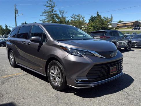 Used 2021 Toyota Sienna XLE AWD/4WD image 3